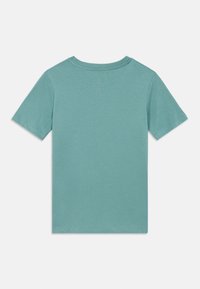 Világos türkizkék, rövid ujjú, kerek nyakú póló, laposan lerakva, hátulnézetben, egyszerű fehér háttér előtt.