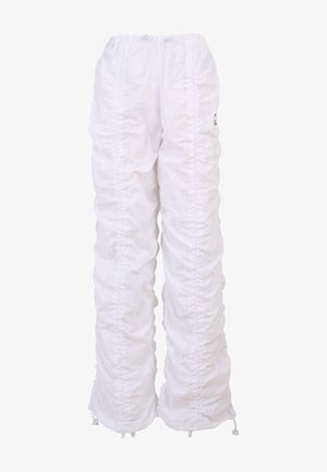 Pantaloni bianchi leggeri con cordino, caratterizzati da una texture arricciata lungo i lati e polsini elasticizzati, con un logo discreto vicino alla cintura.