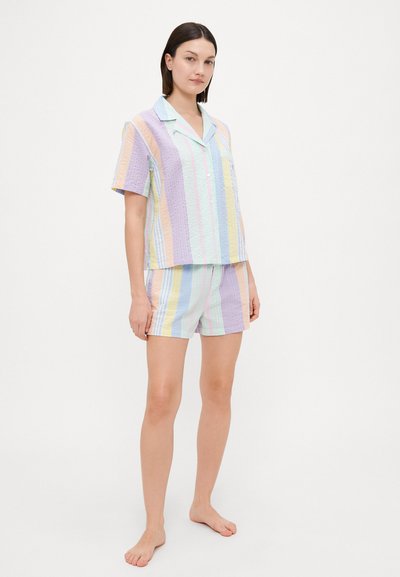 Korte mouwen pyjamakostuum in pastelstrepen. Gelaagd stof met verschillende kleuren: lichtpaars, geel, mintgroen, roze en blauw.