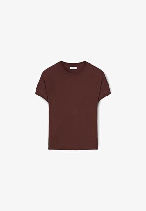 Maglietta a maniche corte marrone scuro in maglia con motivo diagonale a costine e polsini risvoltati, distesa su sfondo bianco.