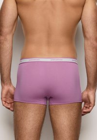 Boxeri pentru bărbați de culoare purpurie, cu o ajustare strânsă, având un brâu moale de culoare gri cu logo-ul "yamamay" embosat. Textură netedă și fără modele vizibile.