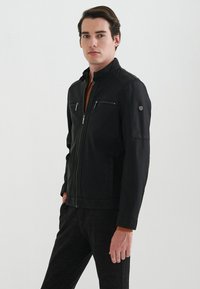 Pierre Cardin Jacka i konstläder - schwarz