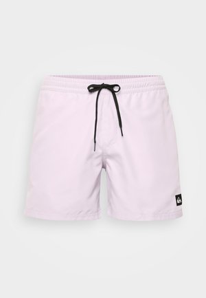 Shorts de bain lavande clair avec taille élastique, cordon noir et étiquette logo brodée. Tissu lisse avec une coupe classique.