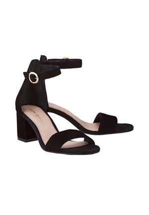 Sandales à talons carrés en daim noir à bout ouvert avec brides à la cheville et boucles dorées, semelles intérieures beige rembourrées.