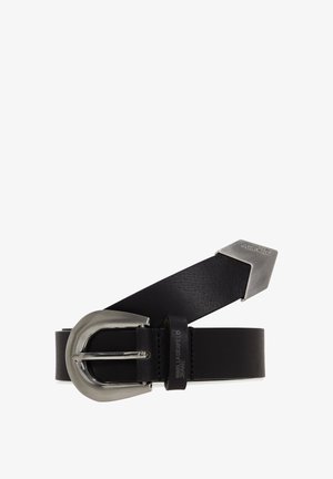 Crni kožni remen s metalnom srebrnom kopčom. Ima glatku teksturu i nagnuti vrh. Sadrži logotip na remenu blizu kopče.