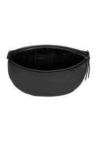 Pochette in pelle nera con forma arrotondata, dotata di chiusura con zip e superficie texturizzata. Interno foderato in tessuto nero con dettagli del logo.