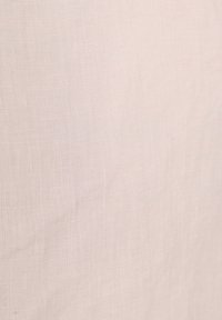Lichtroze linnen stof met een fijne, licht gestructureerde weving en een gladde afwerking, geschikt voor verschillende textieltoepassingen.