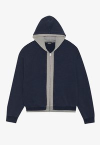 Námořnická mikina s kapucí na zip a světle šedými akcenty, propletené manžety a jemná textura. Obsahuje centrální zip a podšívkovou kapuci.