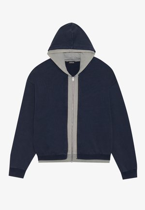 Marineblaue Kapuzenjacke mit Reißverschluss und hellgrauen Akzenten, gerippten Bündchen und weichem Textil. Sie hat einen zentralen Reißverschluss und eine gefütterte Kapuze.