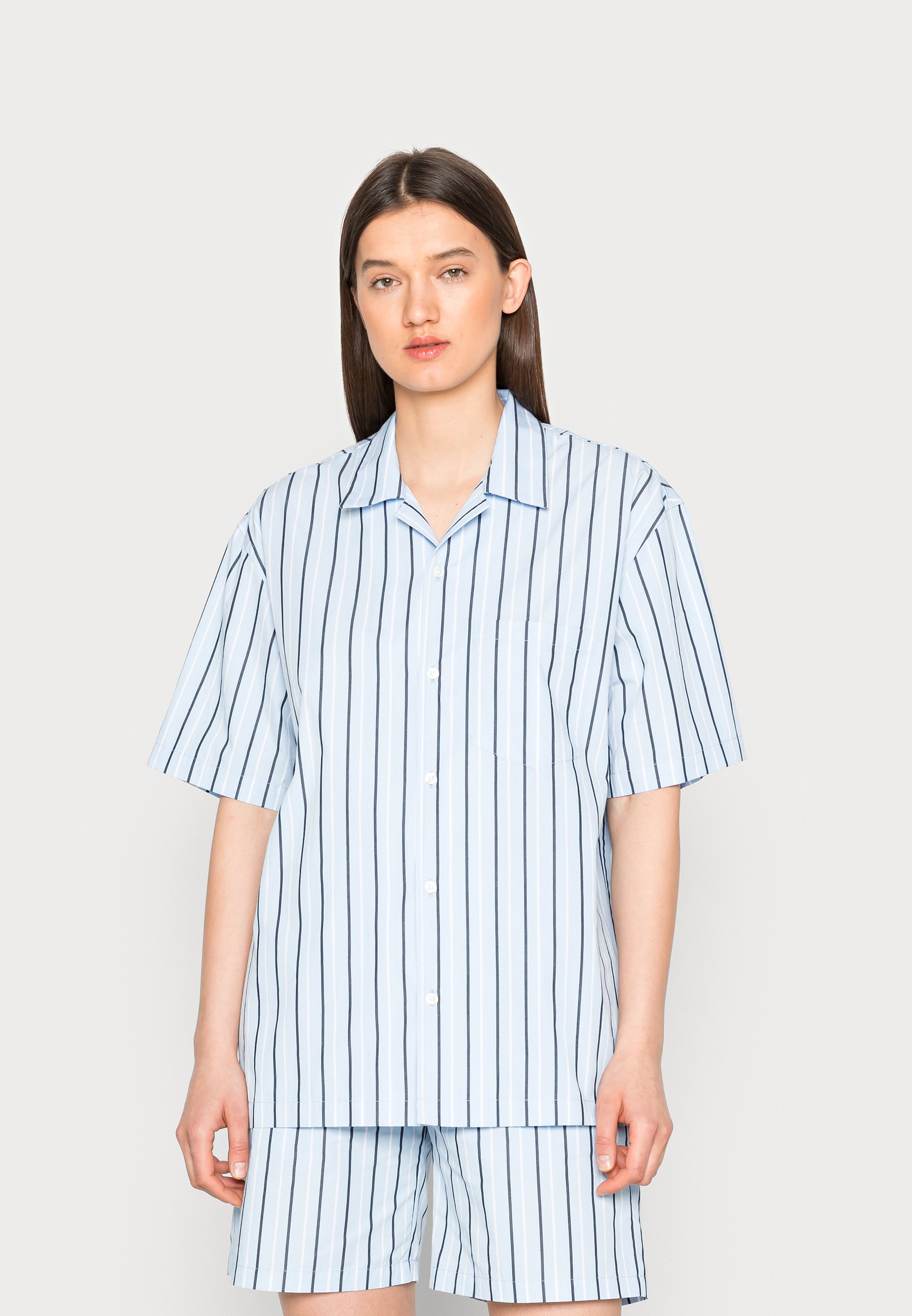 Mode Blouses Hemdblouses Samsøe & samsøe Sams\u00f8e & sams\u00f8e Hemdblouse lichtgrijs casual uitstraling Mode Blouses Hemdblouses Samsøe & samsøe Sams\u00f8e & sams\u00f8e Hemdblouse lichtgrijs casual uitstraling