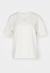 Weißes Baumwoll-T-Shirt mit lässiger Passform, Rundhalsausschnitt, kurzen Ärmeln und einem kleinen blauen abstrakten Design auf der Brust.