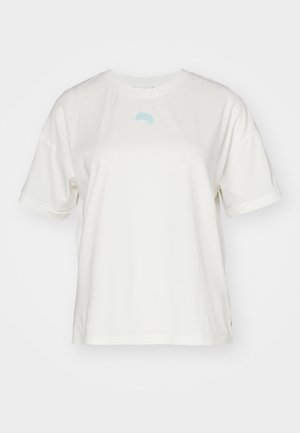 T-shirt en coton blanc à coupe décontractée, col rond, manches courtes, et un petit design abstrait bleu sur la poitrine.