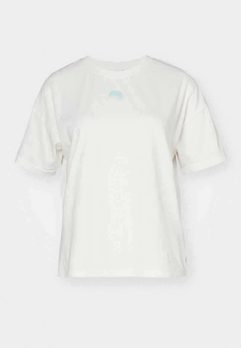 Weißes Baumwoll-T-Shirt mit lässiger Passform, Rundhalsausschnitt, kurzen Ärmeln und einem kleinen blauen abstrakten Design auf der Brust.