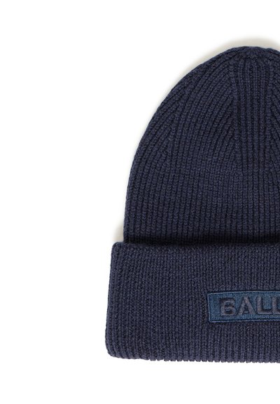 Tumši zila beanie cepure, kas izgatavota no ribotās adīšanas materiāla. Tai ir salocīts malums un faktūrveida uzlīme ar vārdu "BAL" kontrastējošā zilā krāsā.
