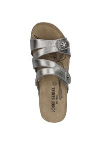Sandalo a scivolo metallico argento con tre fasce incrociate, un'accento floreale sul lato e una suola interamente imbottita con un design di piante.