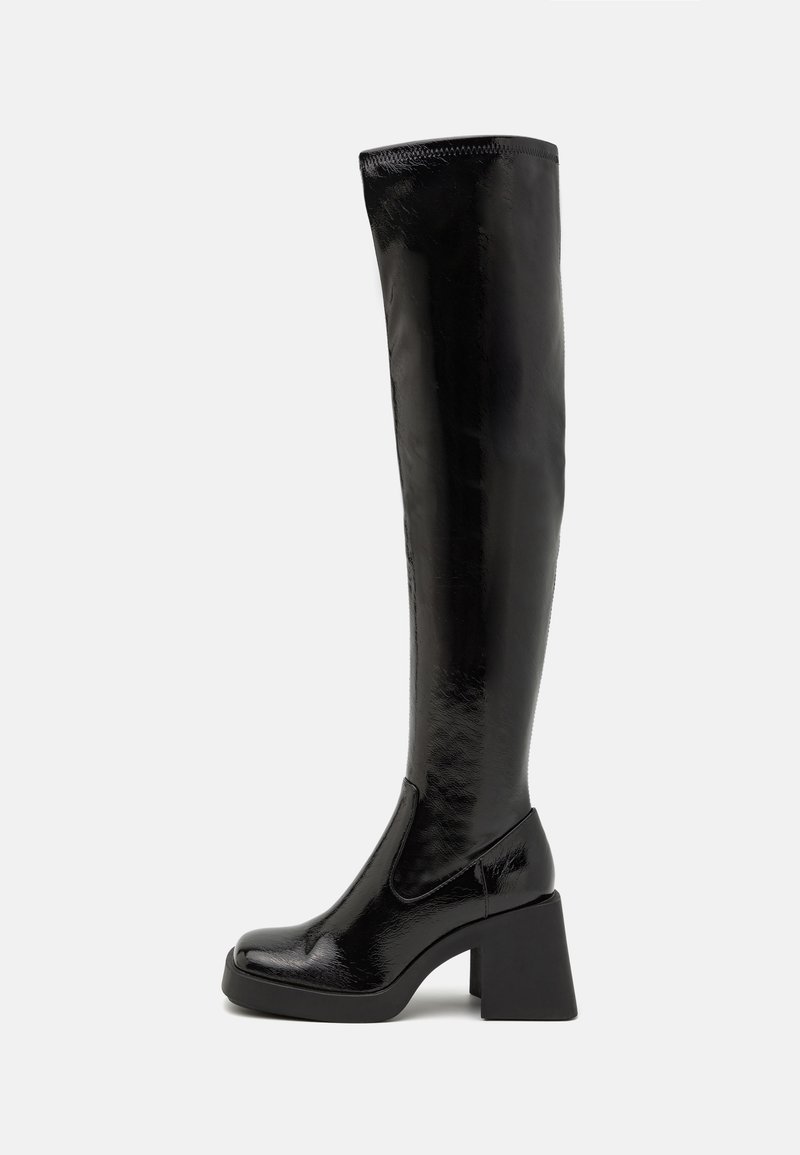 Bottes noires en cuir verni montant jusqu'au genou, avec un talon bloc épais, un bout arrondi et un design sans coutures. Texture lisse avec un léger brillant.
