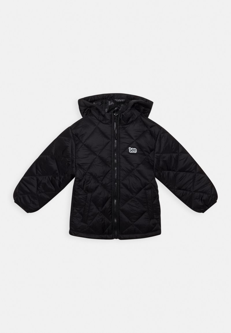 Sort polstret jakke med hætte, prydet med et diamantquiltet mønster, frontlynlås og et lille logo på venstre brystområde.