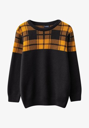 Zwarte trui met lange mouwen met een oranje-zwart geruit patroon over de borst en schouders, met een ronde hals.