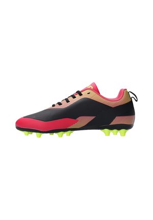 Fußballschuh mit schwarz-rotem-gelbem Farbverlauf am Obermaterial, schwarzen Schnürsenkeln und neongrünen Nocken an der Sohle.