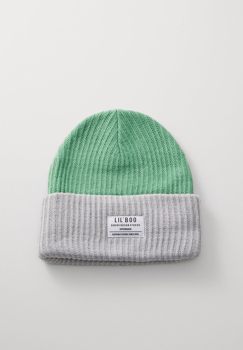 Gorro de punto con una parte superior verde y un puño acanalado gris. Incluye una etiqueta con el nombre de la marca y detalles. Textura suave.