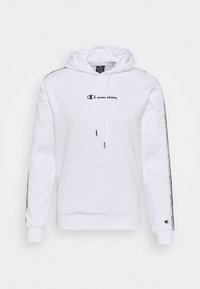 Weißer Champion-Hoodie mit schwarzem Logo-Text auf der Brust, einer Vordertasche, Kapuze mit Kordelzug und gebrandeten Streifen an den Ärmeln.