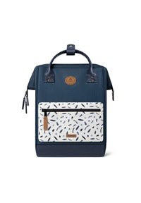 Zaino blu navy con un design tessurizzato, dotato di una tasca frontale bianca con motivi blu, dettagli in pelle e un logo rotondo.