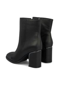 Stivaletti neri alla caviglia in pelle liscia, con punta arrotondata e tacco a blocco chunky con dettagli metallici. Chiusura con cerniera sul retro.
