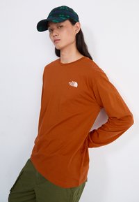 The North Face MENS TEE RELAXED VERTICAL - Topper langermet - bombay orange