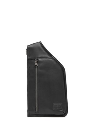 Černá kožená kabelka přes rameno s vertikální přední kapsou na zip a nášivkou s logem G-Star Originals Raw v pravém dolním rohu.