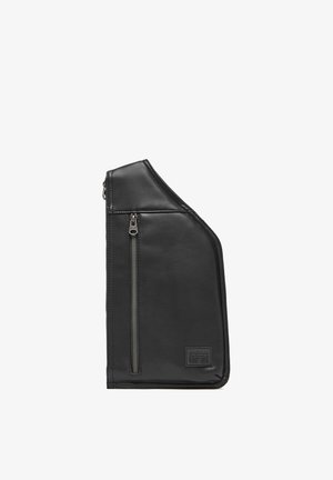 Czarna skórzana torba na ramię z pionową przednią kieszenią na zamek oraz naszywką z logo G-Star Originals Raw w dolnym prawym rogu.