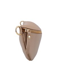 Kleine beige textuurleren pouch met een gouden rits, gouden metalen ringen en een leren trekkoord op een witte achtergrond.