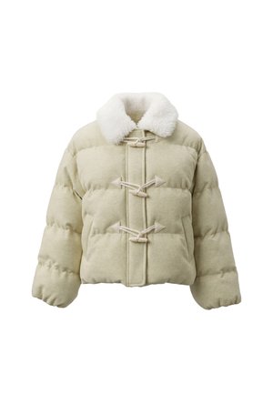 Beige dynejakke med fluffy hvid krave og tre lukninger foran, med lange polstrede ærmer og sidelommer.