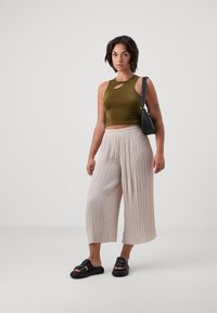 ONLY Petite ONLMARIN PLISSE CULOTTE - Hlače - pumice stone