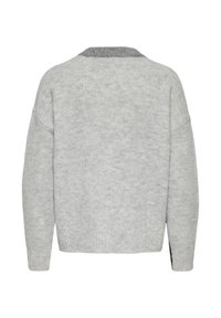 Pull en maille gris clair à manches longues et col côtelé gris foncé, présenté de dos sur un fond blanc.