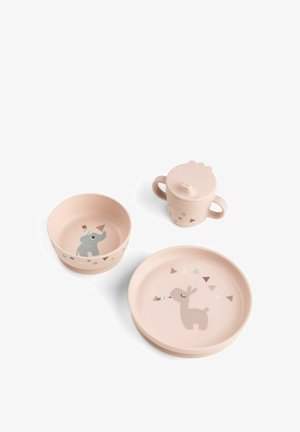 Set di tre stoviglie rosa in morbido silicone: una ciotola con design di elefante, un piatto con una lama e una tazza con coperchio e manici.