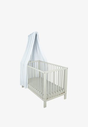 Weißes Babybett aus Holz mit vertikalen Sprossen und einer gepolsterten Matratze, darüber ein fließendes weißes Baldachin, das über eine Seite drapiert ist.