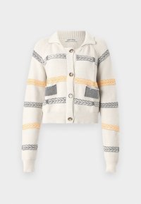 Kremowy krótki kardigan z kołnierzykiem, w brązowe i pomarańczowe warkocze, z dwoma przednimi kieszeniami. Zapięcie na guziki.