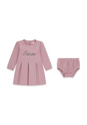 Robe bébé rose à manches longues avec plis et culotte de couche rose coordonnée, devant de la robe décoré avec le texte du logo de la marque scintillant.