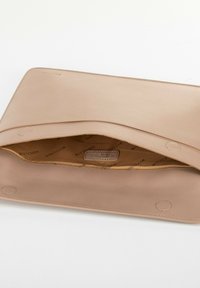 Hellbeige Leder-Clutch mit glatter Textur und Klappenverschluss. Das Innere ist mit einem Logo-Print-Futter und einem kleinen Logo-Tag ausgestattet.