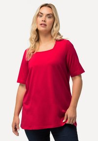 Top rosso a maniche corte con scollatura quadrata, realizzato in tessuto morbido. Presenta una vestibilità ampia, che scende leggermente oltre i fianchi.