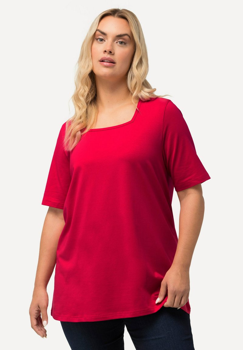 Top rosso a maniche corte con scollatura quadrata, realizzato in tessuto morbido. Presenta una vestibilità ampia, che scende leggermente oltre i fianchi.