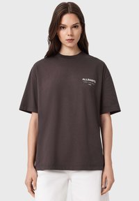 Μαύρο γκρι βαμβακερό t-shirt με κοντά μανίκια, στρογγυλή λαιμόκοψη και μικρό λευκό λογότυπο "ALLSAINTS" στην αριστερή πλευρά του στήθους.