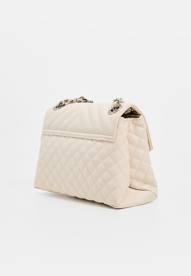 Borsa a tracolla beige trapuntata con una forma strutturata, dotata di chiusura a pattina magnetica e catene in tono argento. Tessuto in pelle liscia.