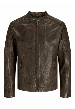 Chaqueta de cuero marrón con cuello alto, acabado texturizado, cierre frontal con cremallera y bolsillos, y detalles acolchados en los hombros.