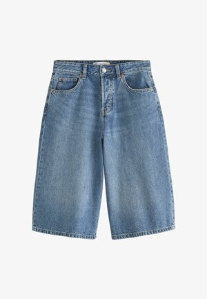 Pantaloncini di jeans blu fino al ginocchio con tasche frontali, passanti per cintura, chiusura con bottone e cuciture visibili su sfondo bianco.