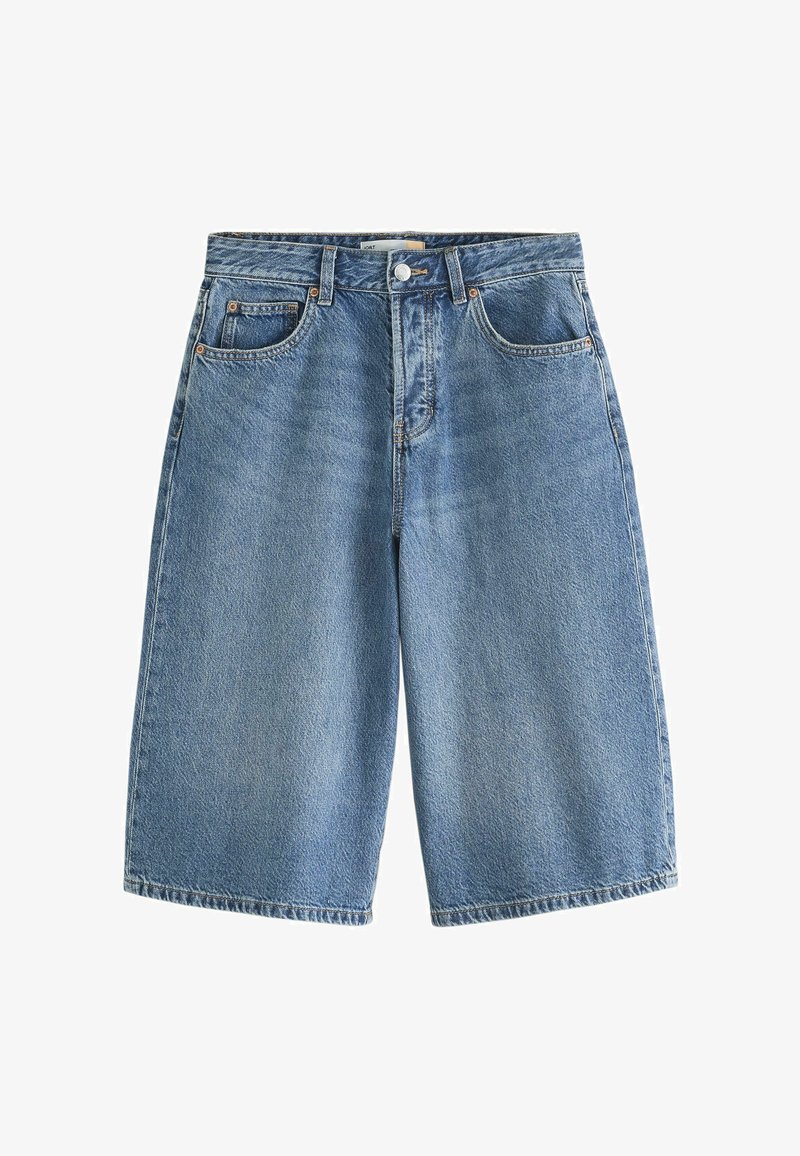 Shorts en denim bleu arrivant au genou avec poches avant, passants de ceinture, fermeture par bouton et coutures visibles sur fond blanc.