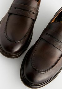 Next PENNY LOAFERS REGULAR FIT - Paelteta kingad - brown