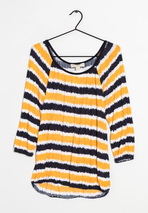 Długi rękaw w pomarańczowe, granatowe i białe poziome paski, z okrągłym dekoltem, marszczonym materiałem i miękką tkaniną.