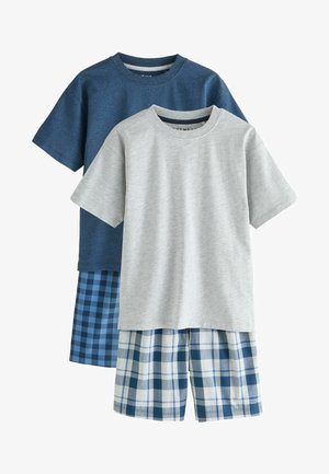 To sæt med t-shirts med korte ærmer og ternede shorts, det ene sæt i lys grå og hvid-blå tern, det andet i marineblå og mørkeblå tern.