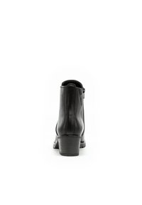 Bottes de cheville en cuir noir avec un petit talon, fermeture éclair latérale et texture lisse ; couture minimale et design à bout rond.